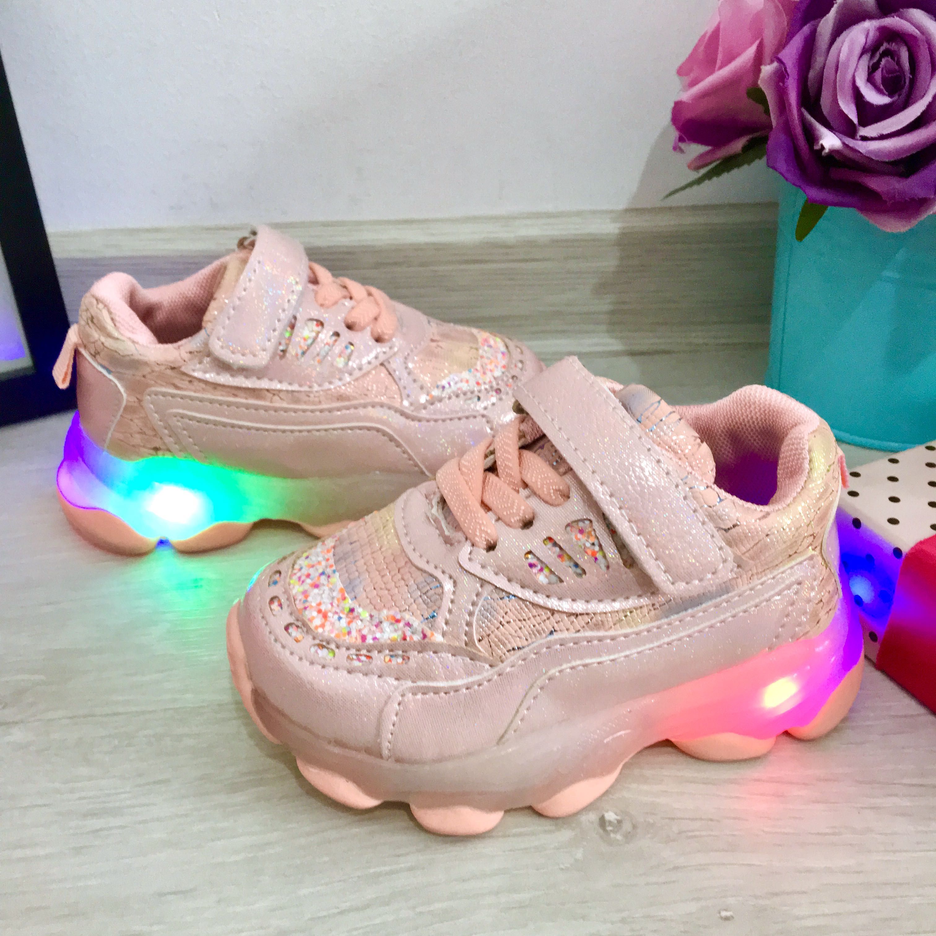 NOU Adidasi roz cu lumini LED si scai pt fete 21 22