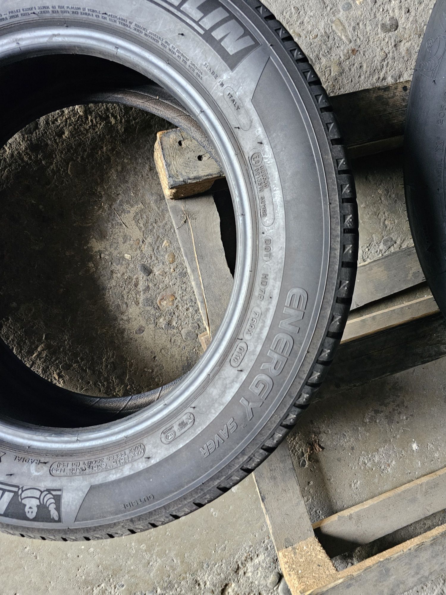 2 anvelope vara 205 60 16 Michelin 7mm