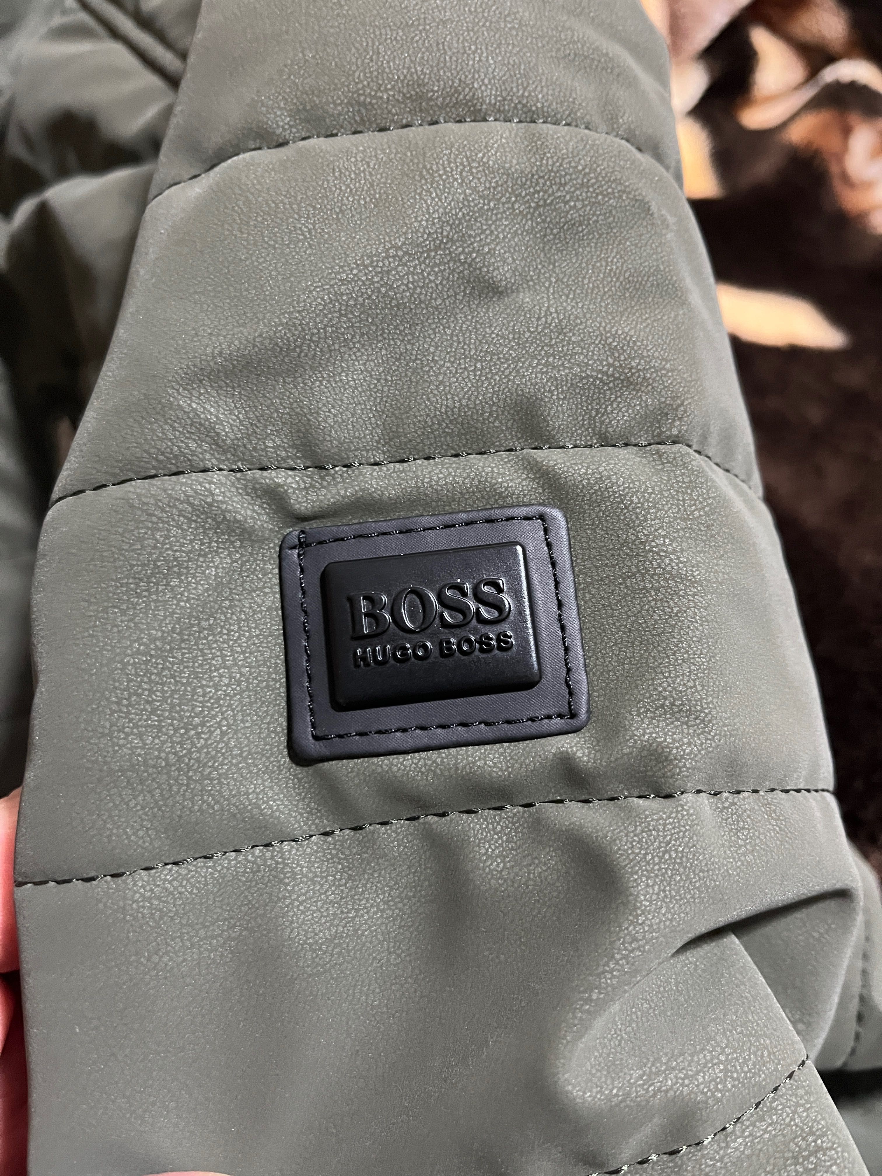 Vând geci Hugo Boss