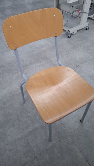 Продавам стол с метална конструкция