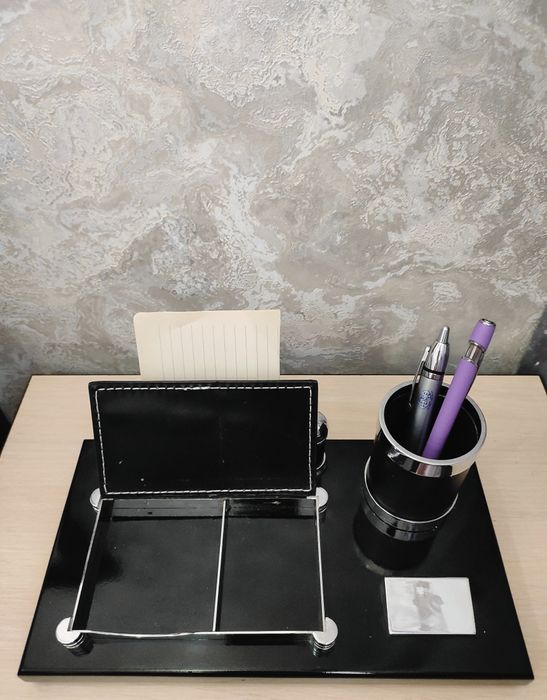 Продаётся органайзер(подставка)для стола.металическая глянцевая.