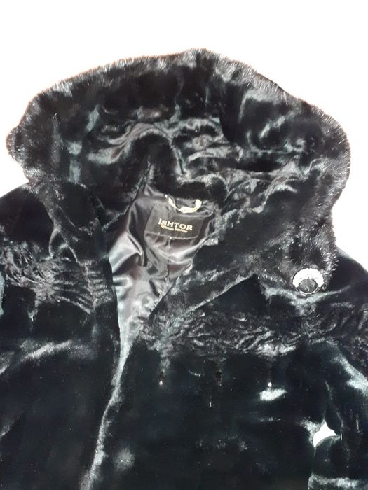 Продаю женскую шубу размер L.