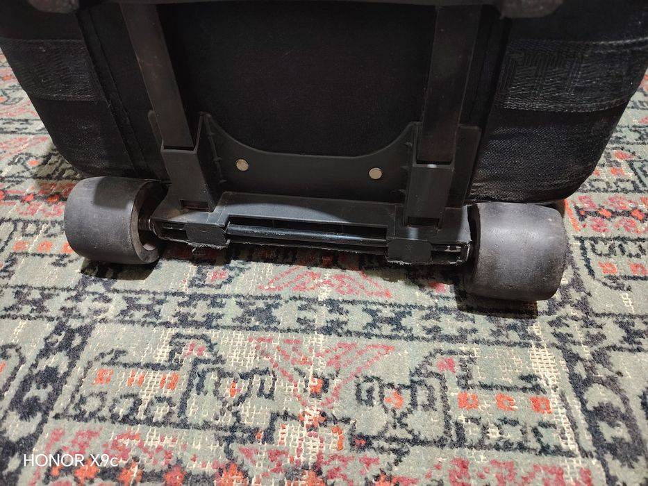 Продам средний чемодан.