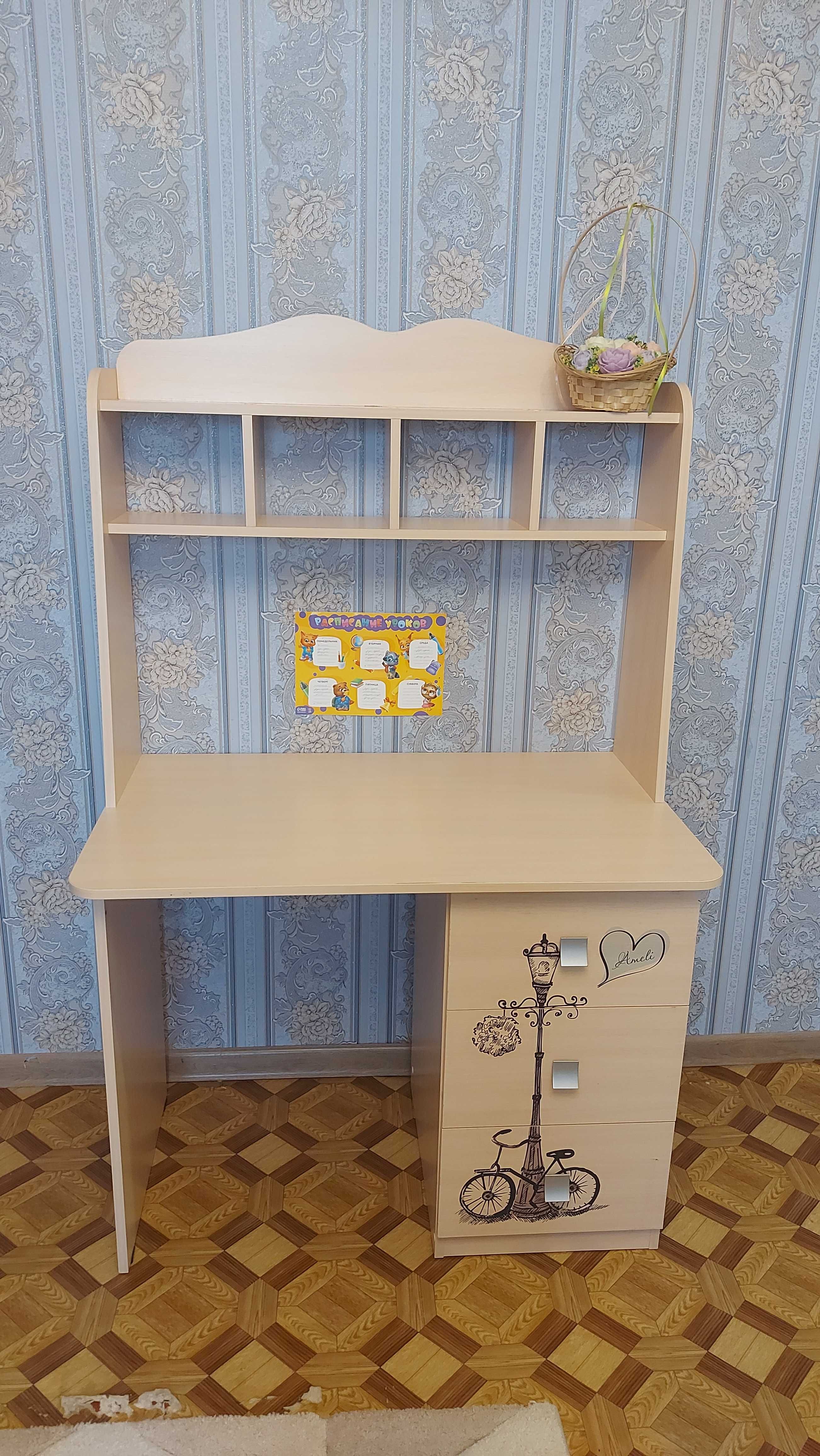 Стол и шкаф в одном стиле для нежной милой девочки