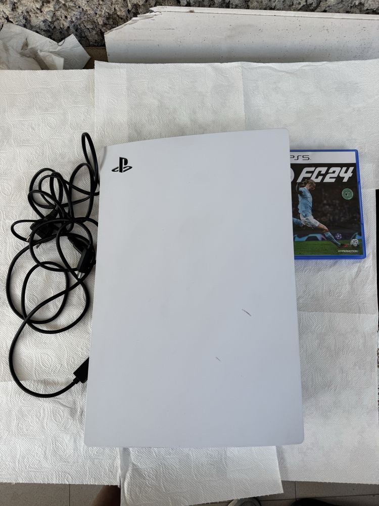 Playstation 5 с един джойстики и Fc24