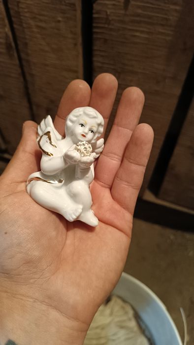 Фарфоровая статуэтка ангела.