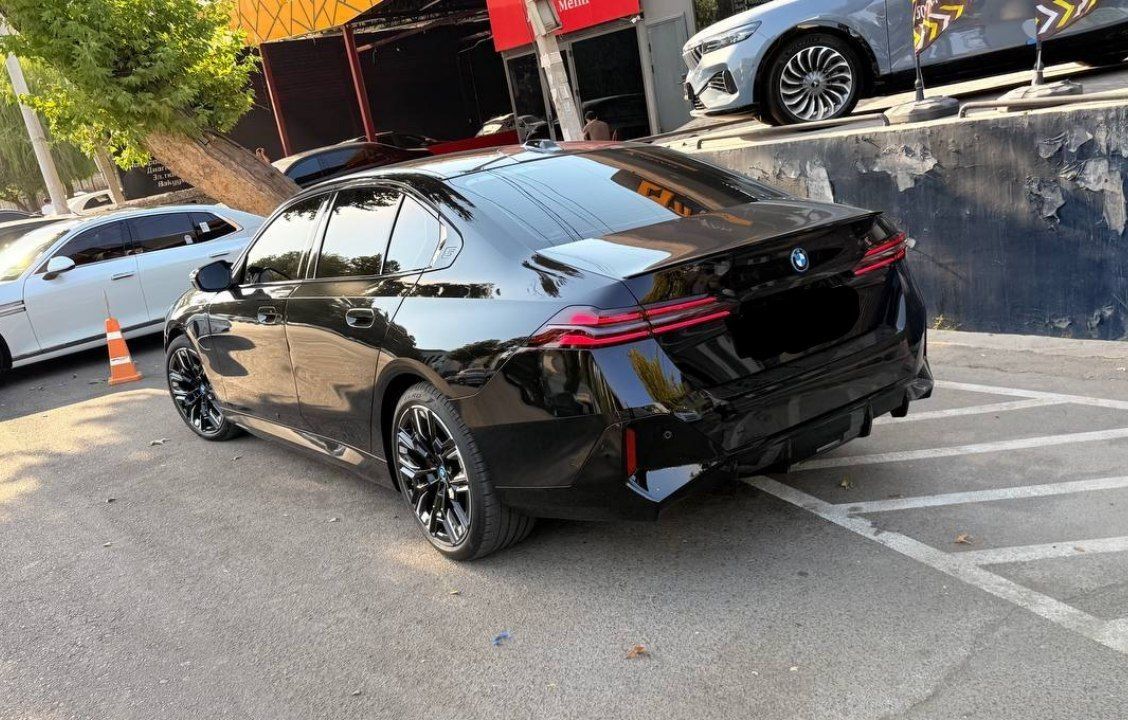 BMW I5 чёрная немец