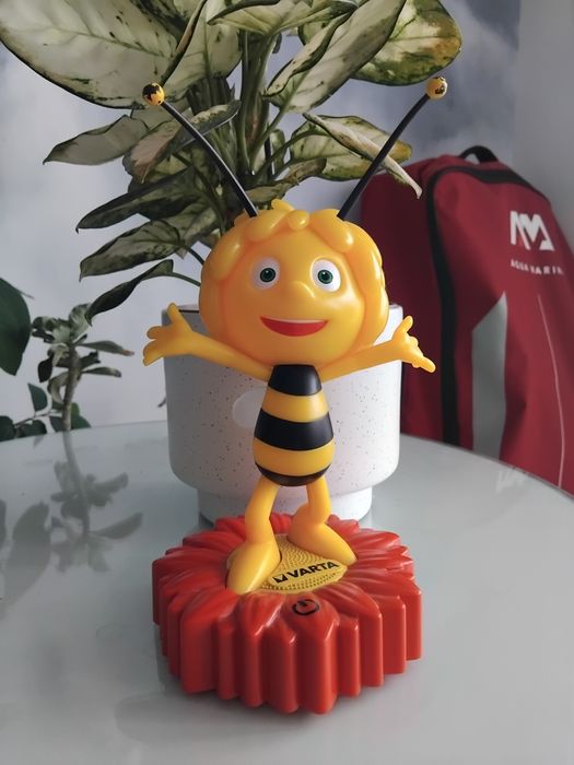 Lampa de veghe, albinuta Maya