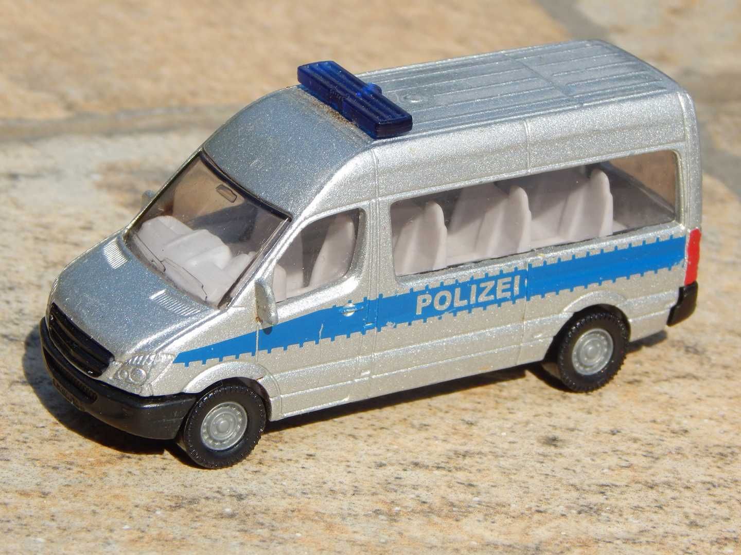 Macheta duba de politie germana Mercedes Sprinter II sc 1:64 Siku