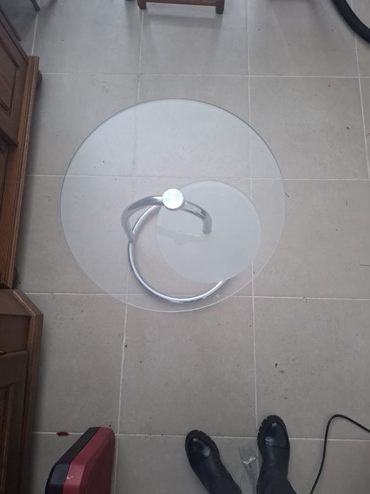 Стъклена маса с диаметър 50 см.