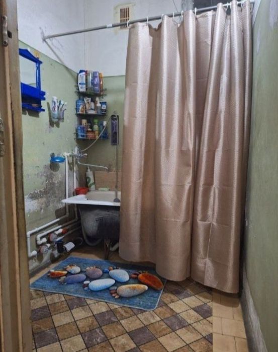 Срочно продается 3/6/9 квартира. Прекрасное расположение самого дома !