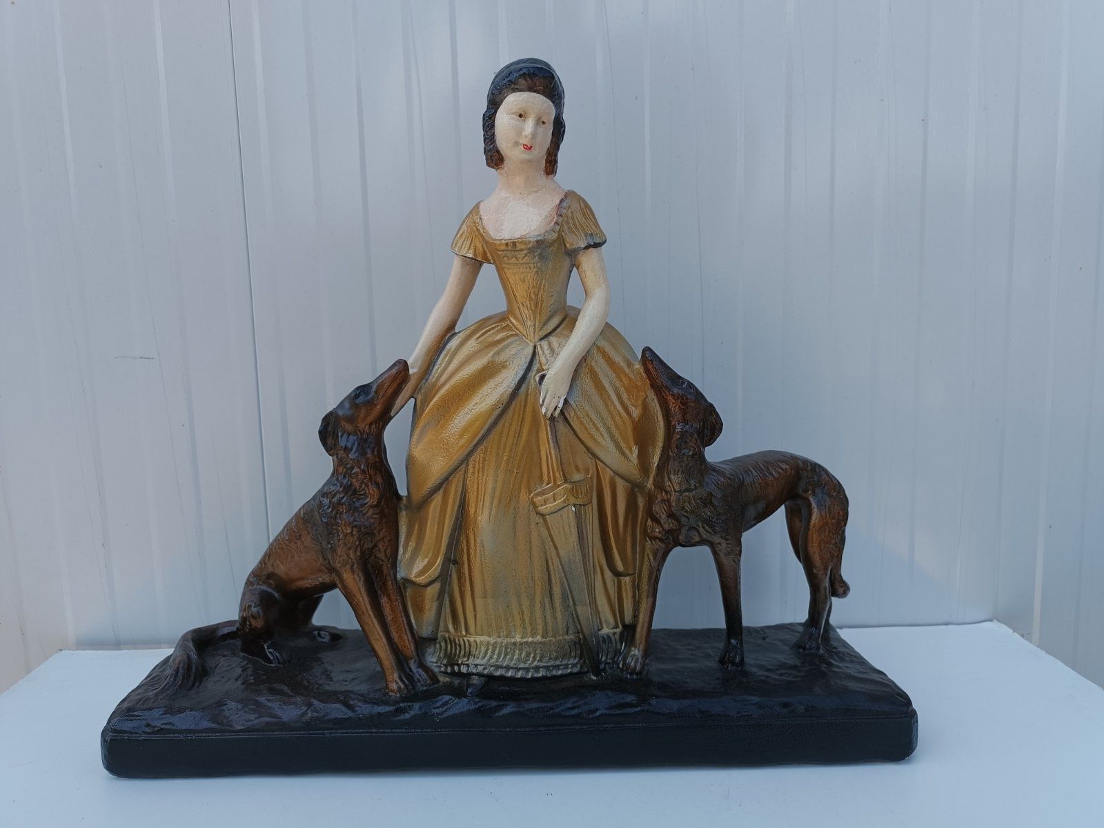 Впечатляваща голяма керамична статуетка Дамата с кучетата с маркировки