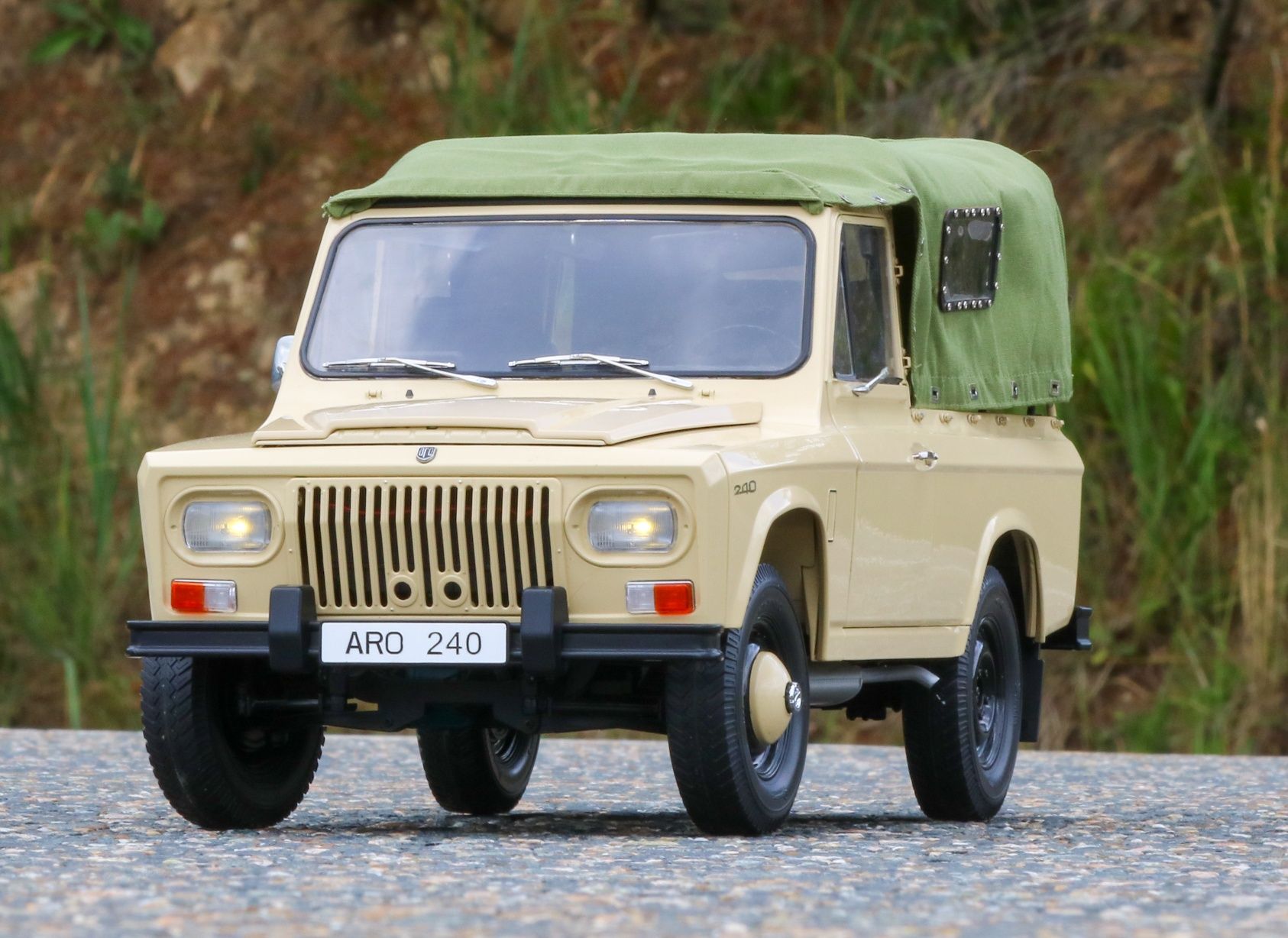 Machetă Aro 240        1:8