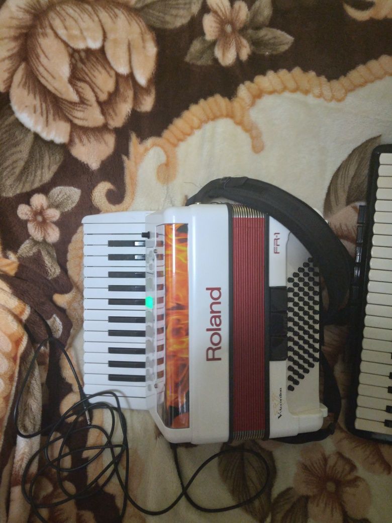 Vând acordeon roland fr1