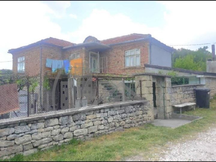 Къща във Варна област с.Манастир площ 230 цена 31500