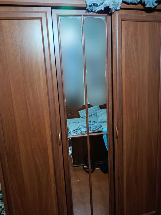 СРОЧНО ПРОДАЕТСЯ КОМПЛЕКТ спальной гарнитуры шкаф, кровать, стол и т.д