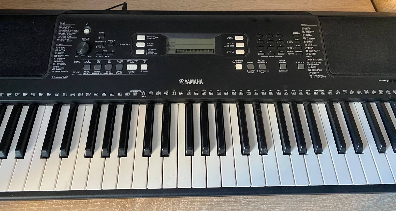 Продам синтезатор Yamaha PSR-E373