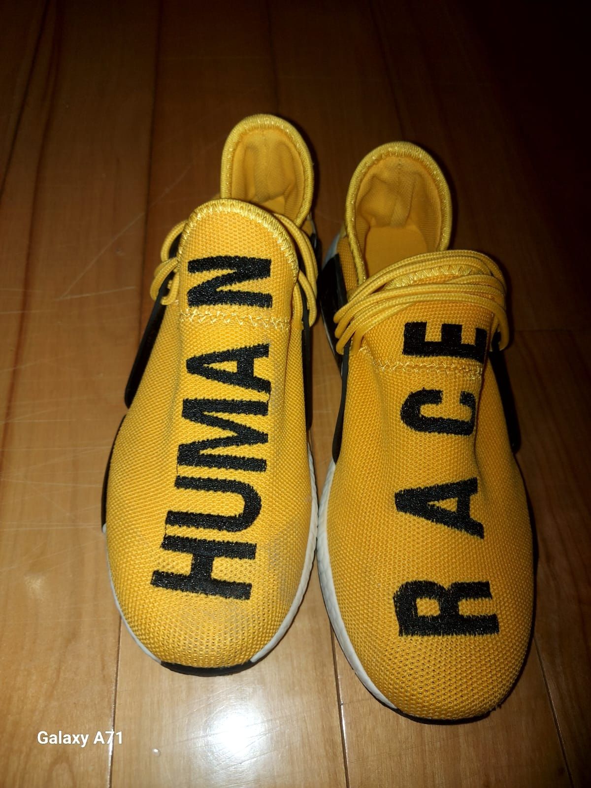 Adidasi Human race