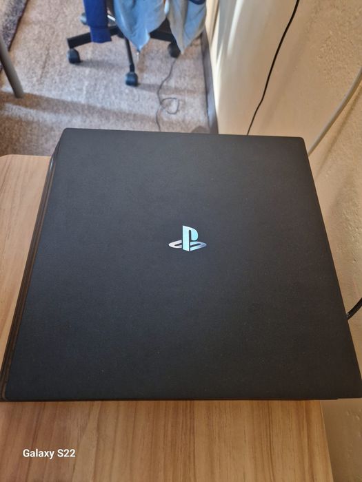 Vând ps4 pro cu 10 jocuri