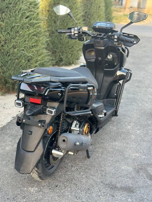 Skuter tank full pazitsiya