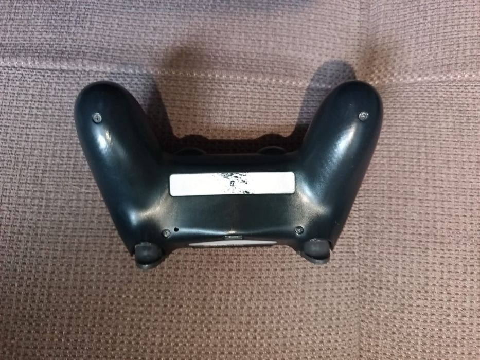 Ps4 Pro cu un controler
