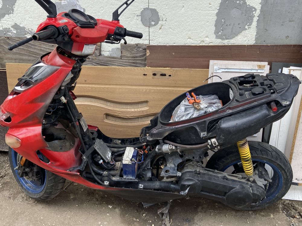 Dezmembrez scuter aprilia sr50 di tech injectie sau Vând