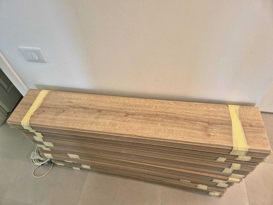 Parchet Egger, ca nou, 8mm, sistem cu clipsare + plinte