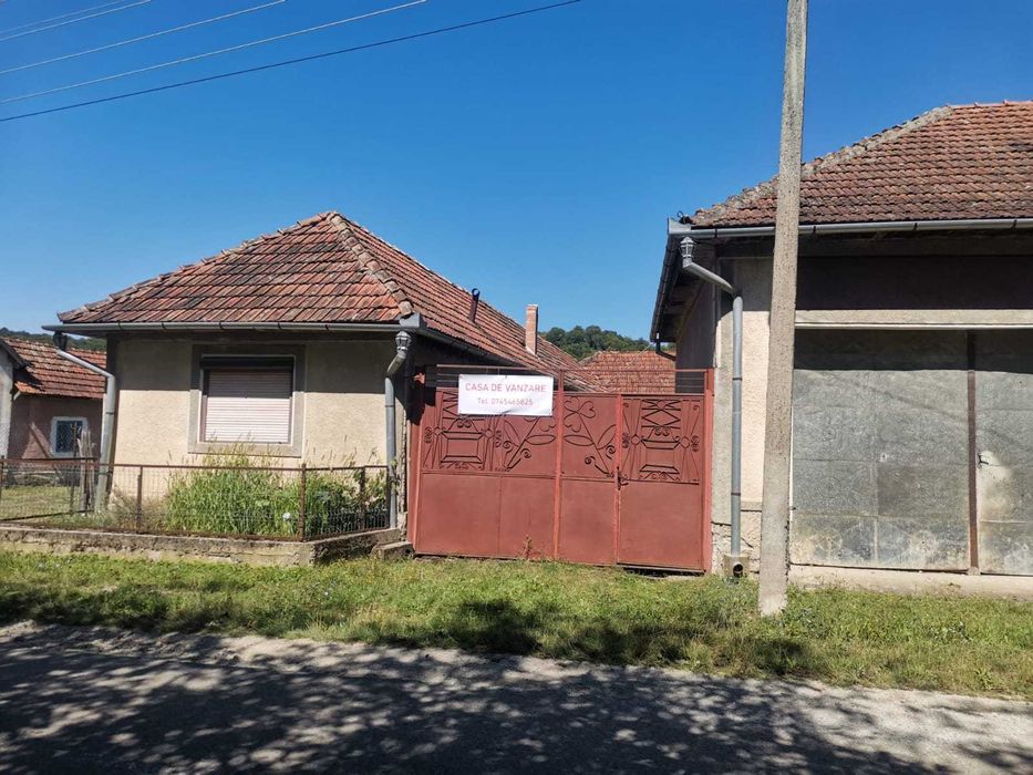 SE VINDE URGENT! Casa, anexe si anexe gospodaresti