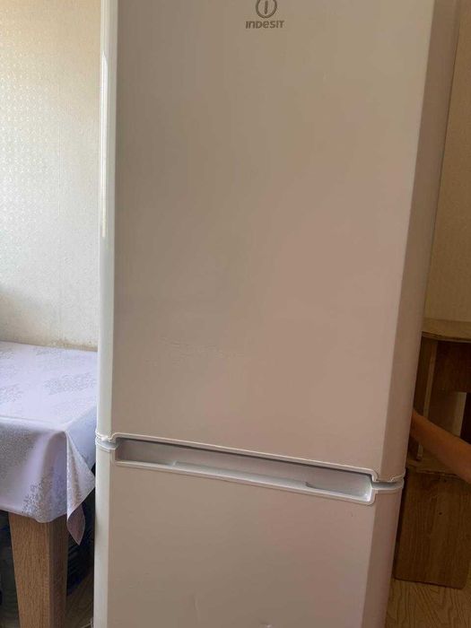 Холодильник Indesit