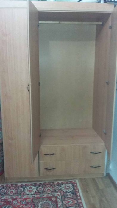 Продам трёхстворчатый шкаф Фабричный.