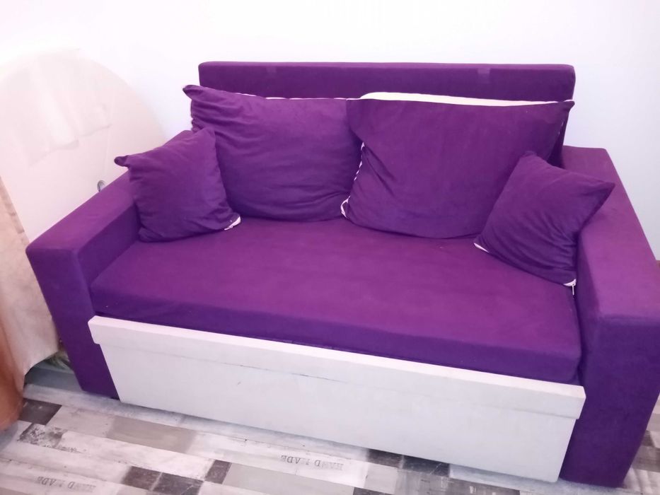 Vand canapea de culoare mov in stare buna