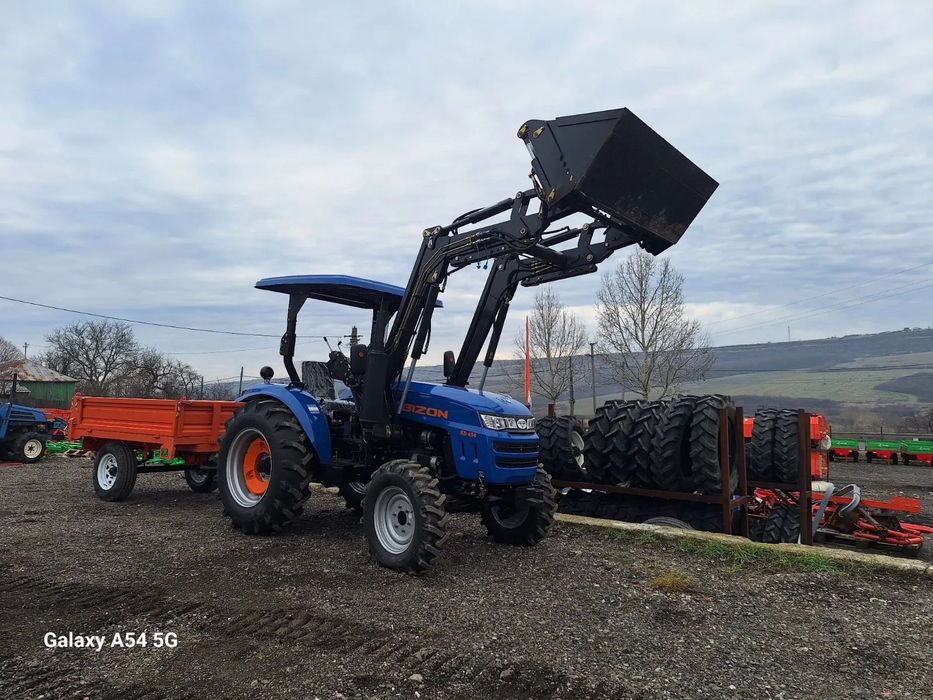 Bizon XD-454 cu încărcător frontal Tractor Bizon XD-454 dotat cu încărcător frontal, 45 CP, 4x4