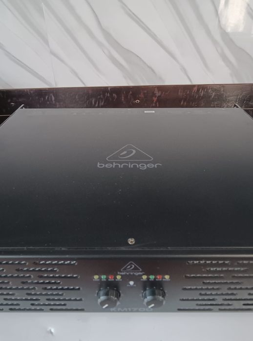 Amplificator Behringer KM 1700, ca nou.