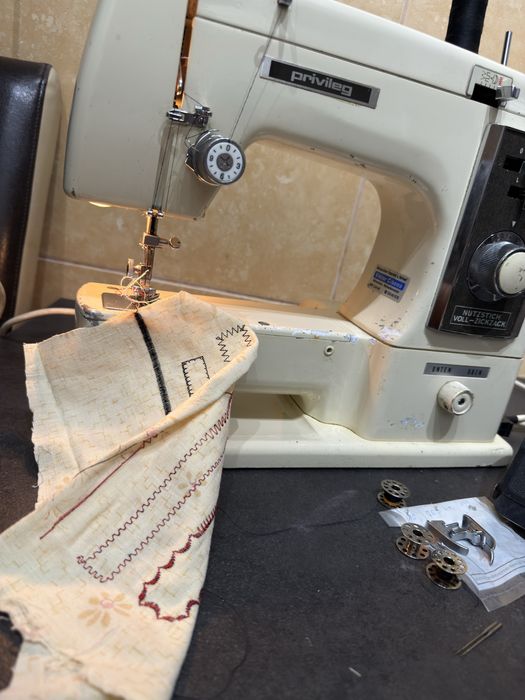 Masina de cusut festinat si butoniere Privileg Germania