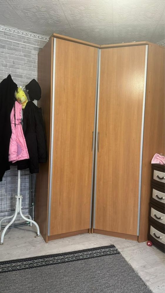 Шкаф для спальни, для прихожей, очень вместительная, почти новое