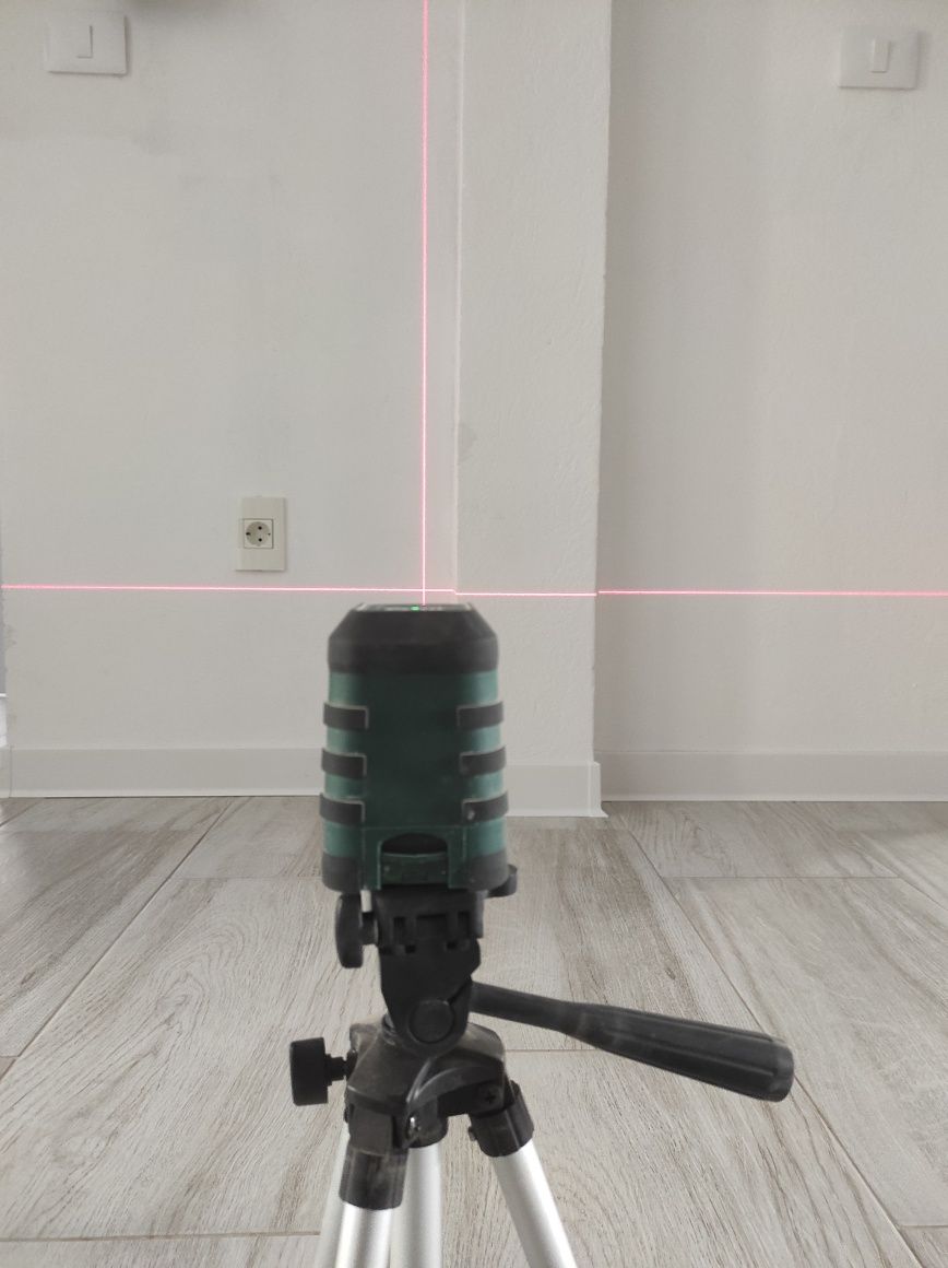 Laser cu linii in cruce