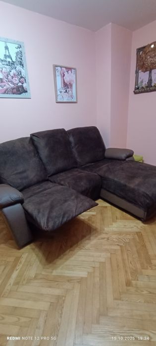 Продавам диван с реклайнер