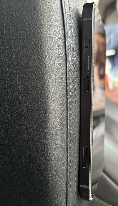Vând Iphone16e cu 22 luni garanție