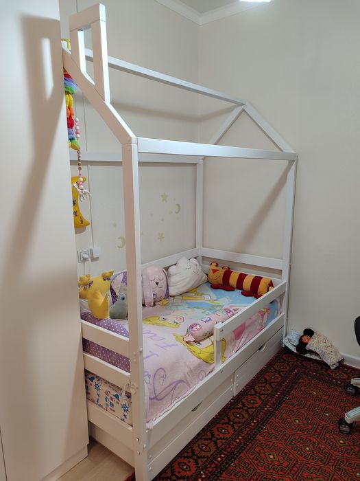 Продам кровать домик с ящиками и матрасом