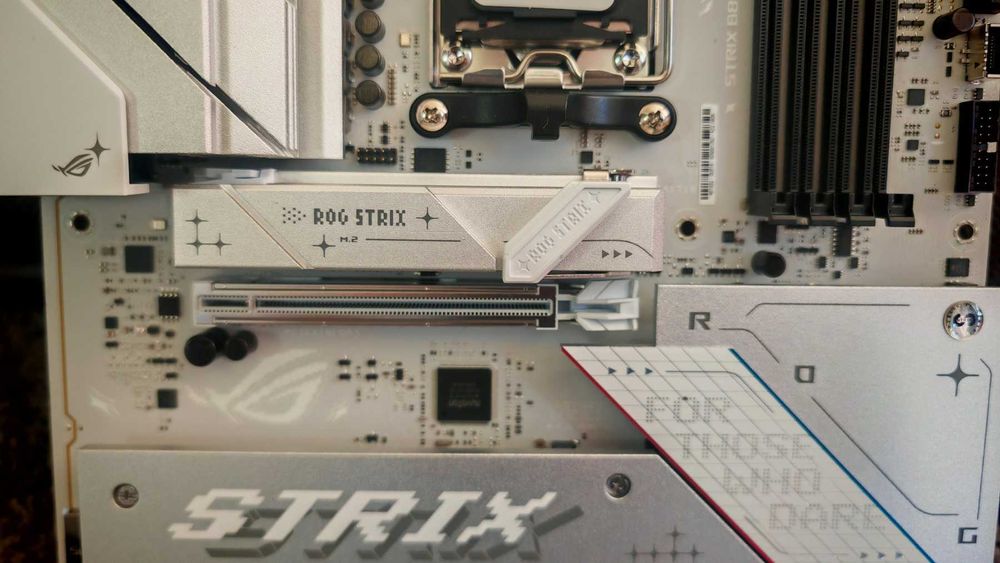 ASUS ROG Strix B850-A WIFI + НОВ RYZEN 7 9800X3D 8-Core AM5