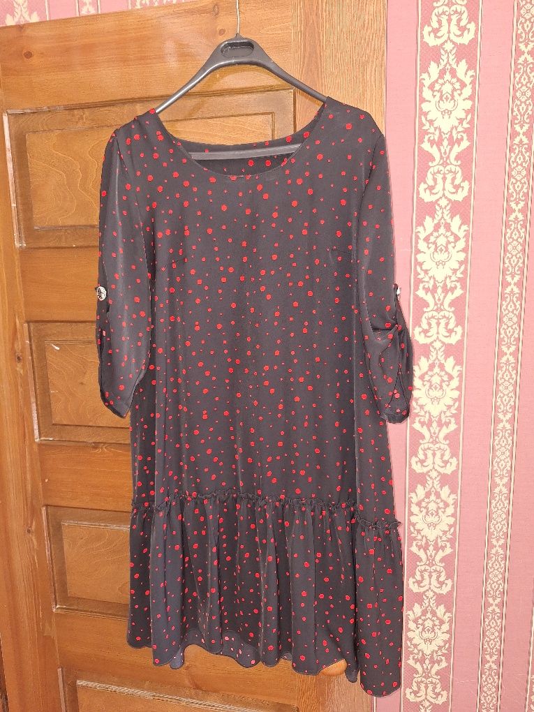 продам 2 платья б/у 46-50 размер