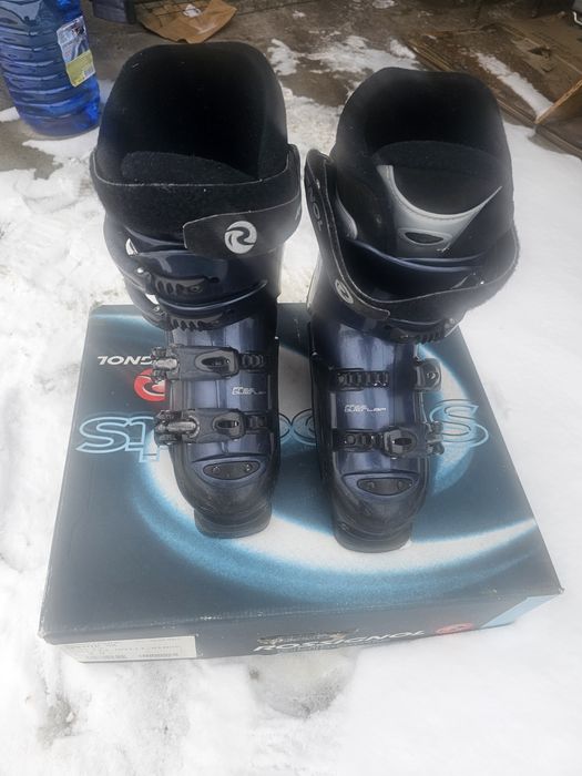 Vând clăpari Rossignol Saphir mărimea 40.