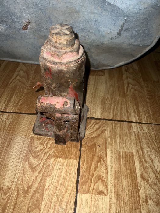 Домкрат для автомобилья