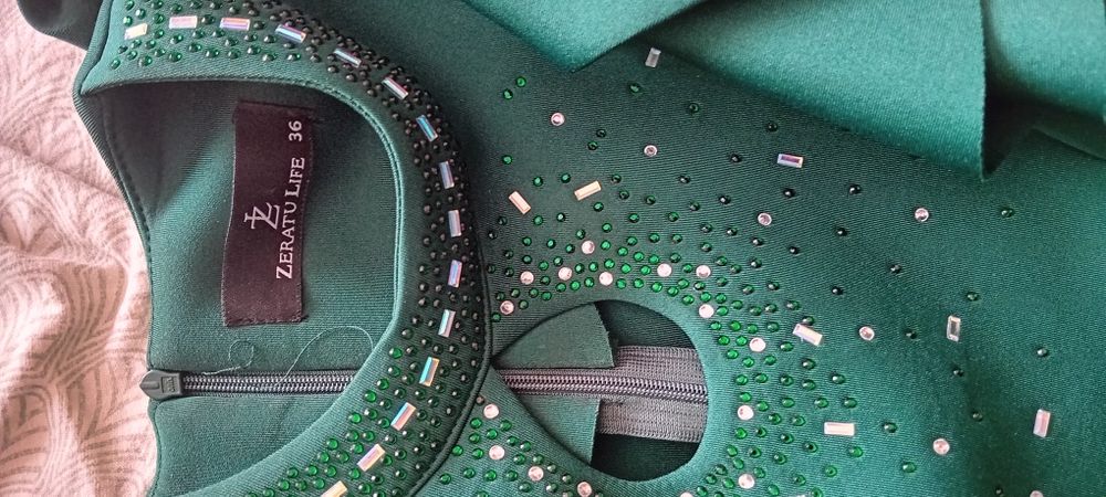 Rochie eleganta , mărimea 36 , mulata pe cort