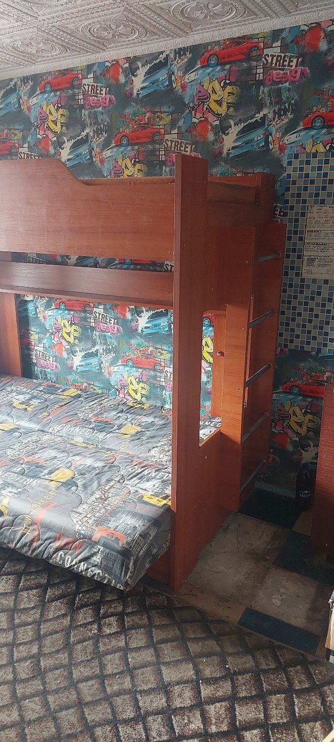 Продам двухярусную кровать с диваном