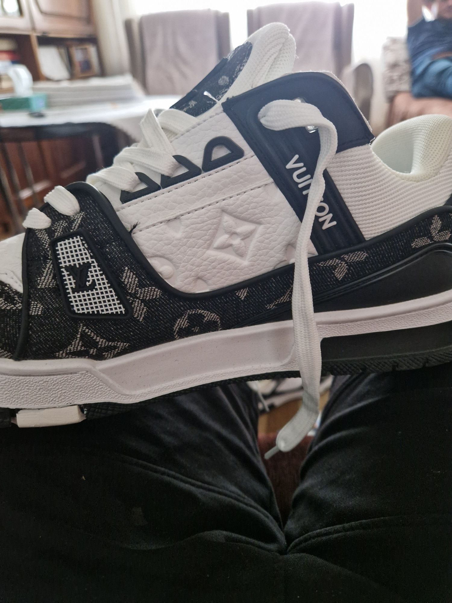 Lv trainer maxi negru si alb