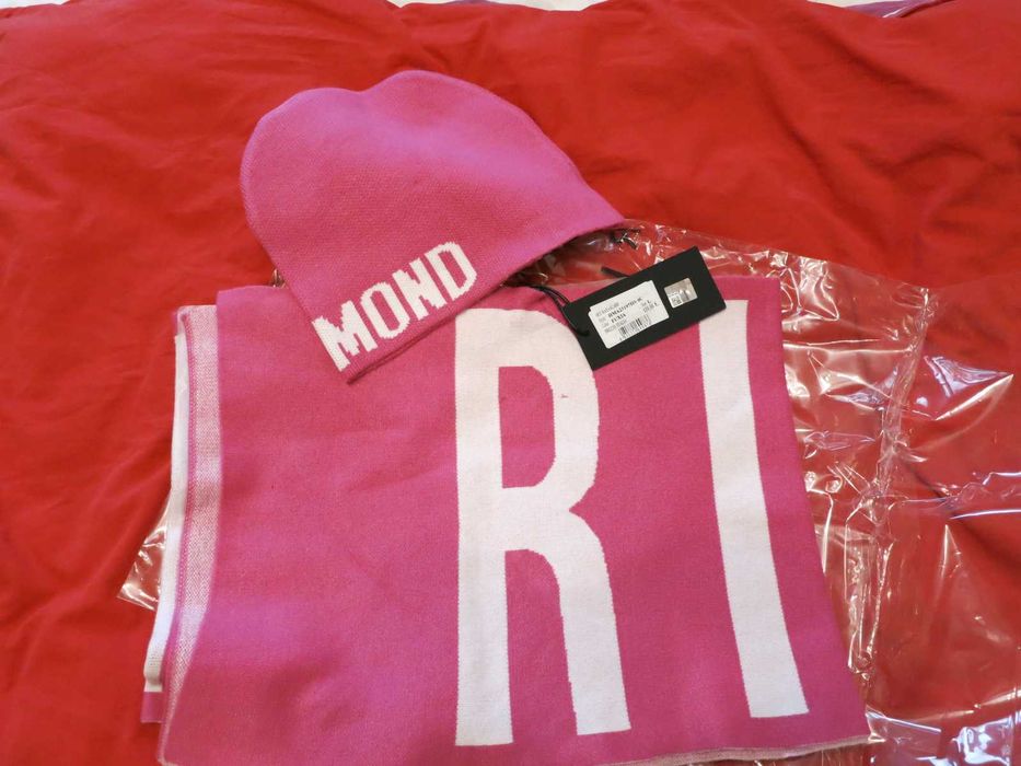 Продавам комплект оригинални шал и шапка