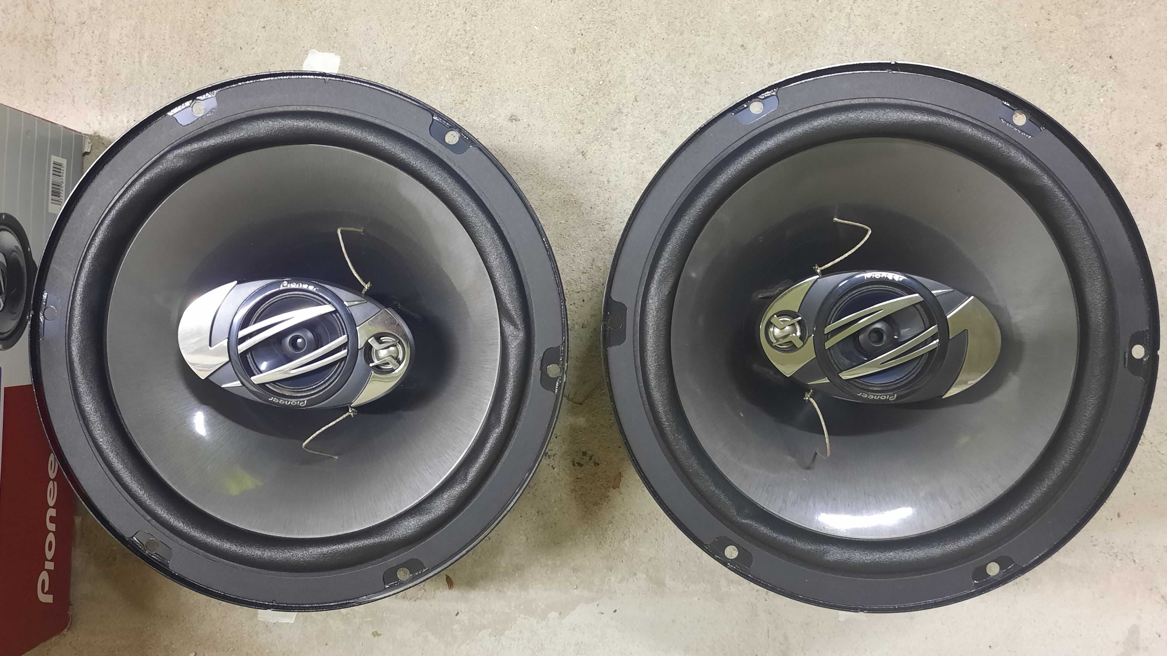 Pioneer TS-A2503i-420 W-25см-тонколони