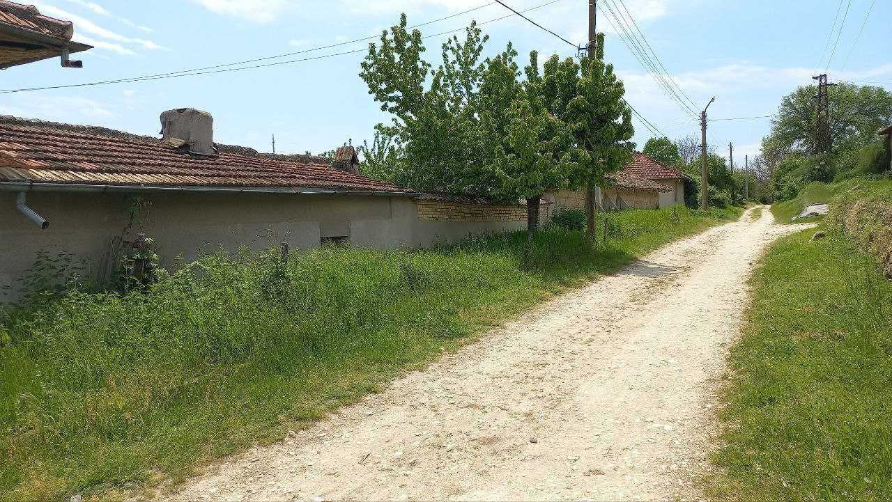 Селска КЪЩА с 1345 м² двор, гараж и стопански постройки. От СОБСТВЕНИК