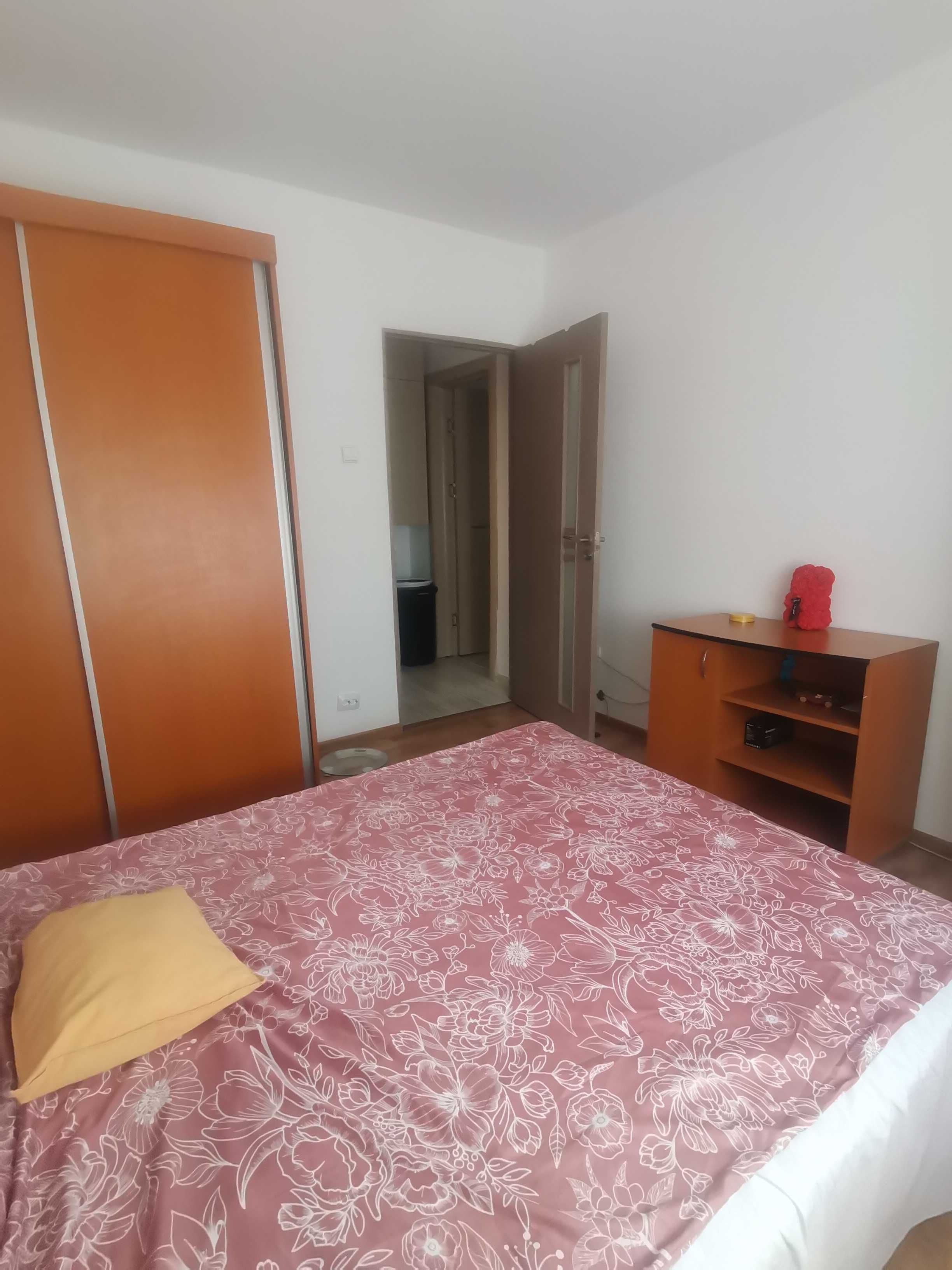 Inchiriez ap. 2 camere, Craiovita Noua, cu Centrala si AC. 330 Eur